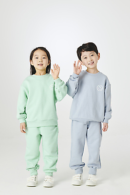 포토 JPG 스튜디오촬영 전신 여자 남자 어린이라이프 어린이 소녀 소년 두명 앞모습 친구 한국인 손인사 체육복 어린이만 국내포토 라이프스타일 뷰포인트 관계 실내 사람 동양인 운동복 인사 체육 파일형식