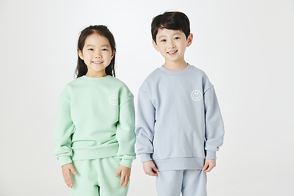 포토 JPG 스튜디오촬영 여자 남자 어린이라이프 어린이 미소 소녀 소년 상반신 두명 앞모습 친구 한국인 체육복 어린이만 국내포토 라이프스타일 뷰포인트 관계 실내 표정 사람 동양인 운동복 체육 파일형식