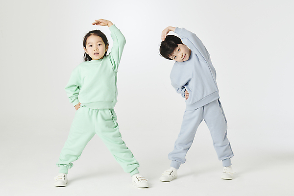 포토 JPG 스튜디오촬영 전신 여자 남자 어린이라이프 어린이 소녀 소년 두명 앞모습 친구 스트레칭 한국인 체육복 어린이만 국내포토 라이프스타일 뷰포인트 관계 실내 사람 동양인 운동복 운동 체육 파일형식