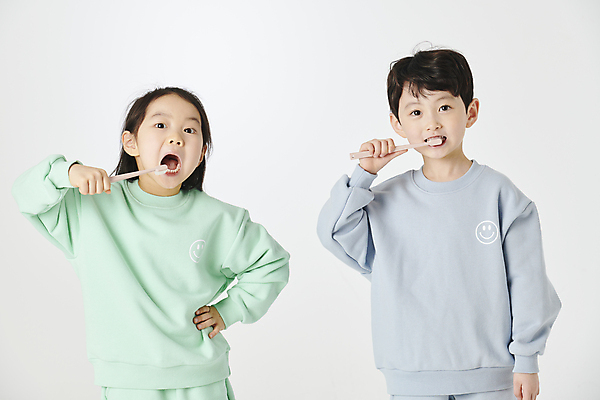 포토 JPG 스튜디오촬영 여자 남자 어린이라이프 어린이 들기 소녀 소년 상반신 두명 앞모습 친구 한국인 양치 칫솔 체육복 어린이만 국내포토 라이프스타일 뷰포인트 관계 모션 실내 사람 동양인 운동복 위생용품 청결 체육 파일형식