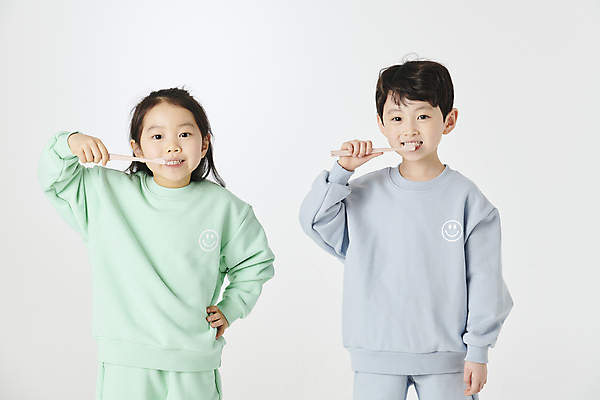 포토 JPG 스튜디오촬영 여자 남자 어린이라이프 어린이 들기 소녀 소년 상반신 두명 앞모습 친구 한국인 양치 칫솔 체육복 어린이만 국내포토 라이프스타일 뷰포인트 관계 모션 실내 사람 동양인 운동복 위생용품 청결 체육 파일형식