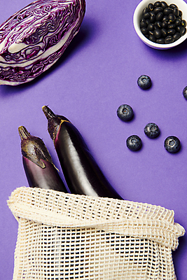 포토 JPG 스튜디오촬영 음식 가지 실내 사람없음 보라색 담기 블루베리 컬러푸드 적채 검정콩 적양배추 네트백 국내포토 컬러 채소 가방 과일 모션 콩 내부 양배추 파일형식