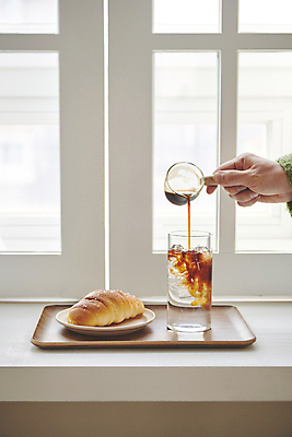 포토 JPG 손 백그라운드 휴식 잔 실내 신체부위 붓기 창가 오브젝트 아이스커피 소금빵 국내포토 식기 커피 빵 컨셉 창문 모션 사람 내부 파일형식