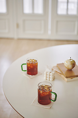 포토 JPG 백그라운드 초 휴식 잔 실내 사람없음 아웃포커스 책 사과 오브젝트 아이스커피 국내포토 식기 커피 컨셉 과일 촬영기법 내부 파일형식