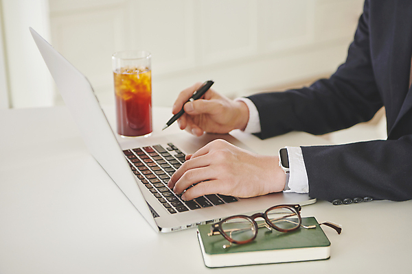 포토 JPG 남자 안경 커피 백그라운드 실내 한명 들기 상반신 성인 옆모습 책 30대 노트북 펜 한국인 타이핑 오브젝트 아이스커피 성인남자한명만 국내포토 1 잡화 음료 뷰포인트 모션 사람 동양인 내부 장년 전자제품 필기구 남자한명만 성인남자만 파일형식