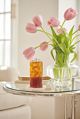 포토 JPG 백그라운드 탁자 휴식 실내 사람없음 책 꽃병 튤립 오브젝트 아이스커피 국내포토 꽃 커피 가구 컨셉 내부 파일형식