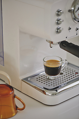 포토 JPG 백그라운드 휴식 실내 사람없음 오브젝트 에스프레소 에스프레소머신 추출 에스프레소잔 국내포토 커피 컨셉 잔 내부 커피용품 파일형식