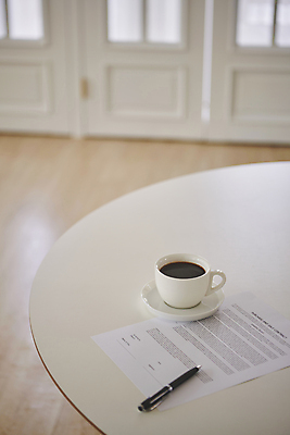 포토 JPG 백그라운드 휴식 실내 사람없음 아웃포커스 펜 커피잔 오브젝트 계약서 국내포토 커피 컨셉 잔 촬영기법 내부 필기구 파일형식