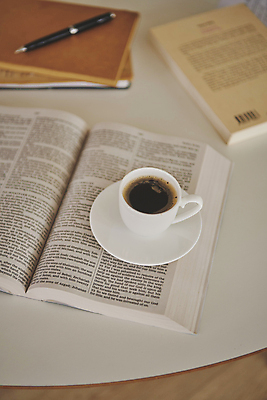 포토 JPG 백그라운드 휴식 실내 사람없음 책 펜 성경 커피잔 오브젝트 에스프레소 국내포토 커피 컨셉 종교용품 잔 내부 필기구 파일형식