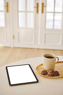포토 JPG 커피 백그라운드 휴식 프레임 실내 사람없음 아웃포커스 태블릿 문 쿠키 머그컵 오브젝트 카피스페이스 국내포토 음료 컨셉 디저트 촬영기법 내부 컵 전자제품 스마트기기 공백 파일형식