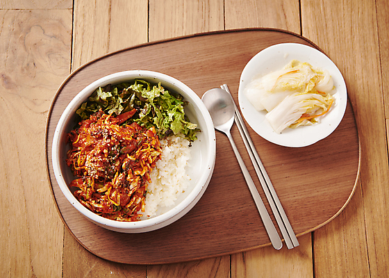 포토 JPG 수저 사람없음 생선요리 기호식품 백김치 나무쟁반 회덮밥 밴댕이 국내포토 식기 음식 김치 쟁반 어류 목재 덮밥 파일형식