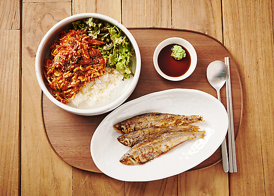 포토 JPG 수저 사람없음 양념 소스 기호식품 생선구이 나무쟁반 회덮밥 밴댕이 국내포토 식기 음식 쟁반 어류 목재 구이 덮밥 생선요리 파일형식