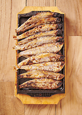 포토 JPG 사람없음 기호식품 생선구이 나무받침 밴댕이 국내포토 음식 어류 목재 구이 받침대 생선요리 파일형식