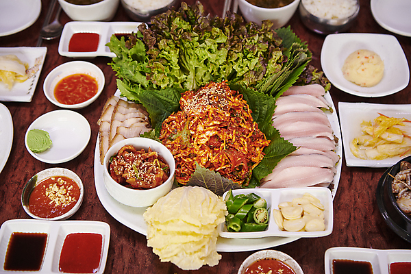 포토 JPG 반찬 돼지고기 사람없음 식당 회 소스 상차림 삼겹살 삼합 수육 쌈채소 밴댕이 국내포토 한식 음식 채소 육류 어류 상점 양념 파일형식