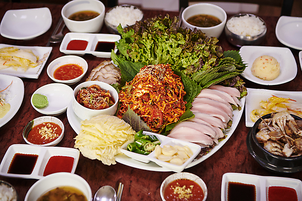 포토 JPG 반찬 돼지고기 사람없음 식당 회 소스 상차림 삼겹살 삼합 수육 쌈채소 밴댕이 국내포토 한식 음식 채소 육류 어류 상점 양념 파일형식