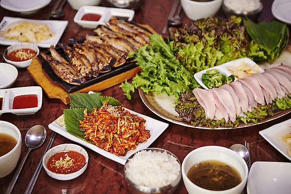 포토 JPG 밥 반찬 사람없음 식당 회 상차림 국 생선구이 쌈채소 회무침 밴댕이 국내포토 음식 채소 어류 상점 구이 생선요리 무침 파일형식