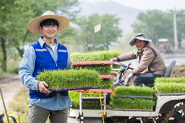 포토 JPG 주간 남자 농업 미소 들기 상반신 20대 성인 야외 두명 앞모습 옆모습 아웃포커스 한국인 농촌 농부 모내기 이앙기 성인남자만 청년농부 국내포토 여주시 자연요소 직업 산업 뷰포인트 모션 촬영기법 표정 사람 동양인 청년 시골 농기계 경기도 남자만 성인만 파일형식