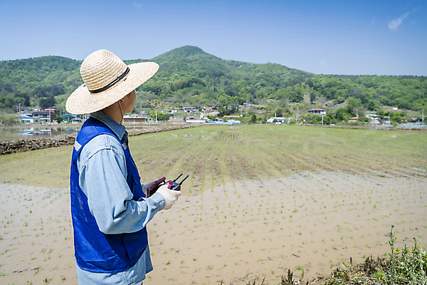 포토 JPG 주간 남자 농업 한명 들기 상반신 20대 성인 야외 옆모습 한국인 농촌 농부 모내기 드론 원격조종 성인남자한명만 스마트팜 청년농부 국내포토 여주시 자연요소 직업 1 산업 뷰포인트 모션 사람 동양인 청년 농장 시골 경기도 남자한명만 성인남자만 파일형식