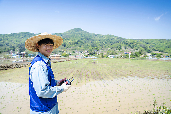 포토 JPG 주간 응시 남자 농업 한명 미소 들기 상반신 20대 성인 야외 옆모습 한국인 농촌 농부 모내기 드론 원격조종 성인남자한명만 스마트팜 청년농부 국내포토 여주시 자연요소 직업 1 시선 산업 뷰포인트 모션 표정 사람 동양인 청년 농장 시골 경기도 남자한명만 성인남자만 파일형식