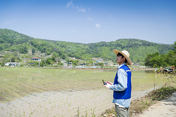 포토 JPG 주간 남자 농업 한명 미소 들기 상반신 20대 성인 야외 옆모습 한국인 농촌 농부 모내기 드론 원격조종 성인남자한명만 스마트팜 청년농부 국내포토 여주시 자연요소 직업 1 산업 뷰포인트 모션 표정 사람 동양인 청년 농장 시골 경기도 남자한명만 성인남자만 파일형식