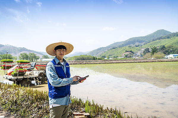 포토 JPG 주간 남자 농업 한명 미소 들기 상반신 20대 성인 야외 앞모습 옆모습 태블릿 한국인 농촌 농부 모내기 성인남자한명만 스마트팜 청년농부 국내포토 여주시 자연요소 직업 1 산업 뷰포인트 모션 표정 사람 동양인 청년 전자제품 스마트기기 농장 시골 경기도 남자한명만 성인남자만 파일형식