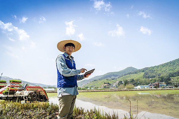 포토 JPG 주간 남자 농업 하늘 한명 미소 들기 상반신 20대 성인 야외 옆모습 태블릿 한국인 농촌 농부 모내기 성인남자한명만 스마트팜 청년농부 국내포토 여주시 자연요소 직업 1 산업 뷰포인트 모션 표정 사람 동양인 청년 전자제품 스마트기기 농장 시골 경기도 남자한명만 성인남자만 파일형식