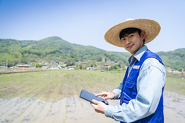 포토 JPG 주간 응시 남자 농업 한명 미소 들기 상반신 20대 성인 야외 옆모습 태블릿 터치 한국인 농촌 농부 모내기 성인남자한명만 스마트팜 청년농부 국내포토 여주시 자연요소 직업 1 시선 산업 뷰포인트 모션 표정 사람 동양인 청년 전자제품 스마트기기 농장 시골 경기도 남자한명만 성인남자만 파일형식