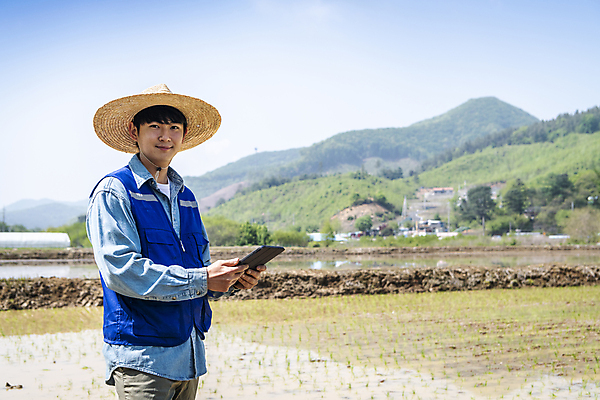 포토 JPG 주간 응시 남자 농업 한명 미소 들기 20대 성인 야외 앞모습 옆모습 태블릿 한국인 농촌 농부 모내기 성인남자한명만 스마트팜 청년농부 국내포토 여주시 자연요소 직업 1 시선 산업 뷰포인트 모션 표정 사람 동양인 청년 전자제품 스마트기기 농장 시골 경기도 남자한명만 성인남자만 파일형식
