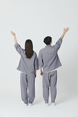 포토 JPG 스튜디오촬영 전신 여자 남자 불교 20대 성인 두명 뒷모습 손들기 한국인 부처님오신날 생활한복 성인만 국내포토 기념일 종교 뷰포인트 모션 실내 사람 동양인 청년 한복 파일형식