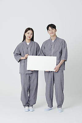 포토 JPG 스튜디오촬영 전신 응시 여자 남자 불교 프레임 미소 들기 20대 성인 두명 앞모습 사각형 한국인 부처님오신날 생활한복 성인만 국내포토 도형 시선 기념일 종교 뷰포인트 모션 실내 표정 사람 동양인 청년 한복 파일형식