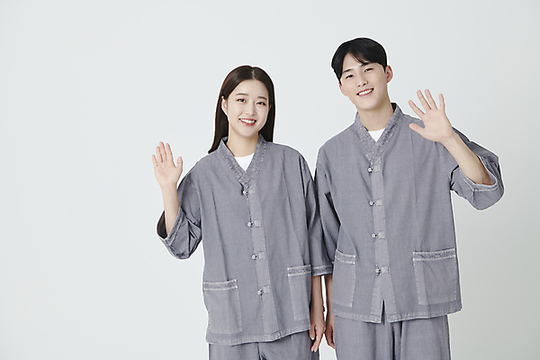 포토 JPG 스튜디오촬영 응시 여자 남자 불교 미소 상반신 20대 성인 두명 앞모습 손들기 한국인 부처님오신날 생활한복 성인만 국내포토 시선 기념일 종교 뷰포인트 모션 실내 표정 사람 동양인 청년 한복 파일형식