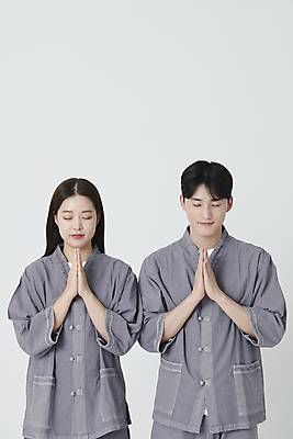 포토 JPG 스튜디오촬영 여자 남자 불교 상반신 20대 성인 두명 앞모습 눈감음 한국인 부처님오신날 합장 생활한복 성인만 국내포토 기념일 종교 뷰포인트 모션 실내 사람 동양인 손짓 청년 한복 파일형식