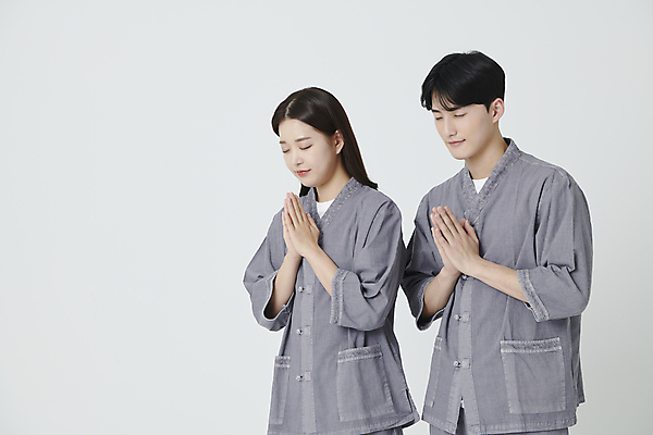 포토 JPG 스튜디오촬영 여자 남자 불교 숙이기 상반신 20대 성인 두명 옆모습 눈감음 한국인 부처님오신날 합장 생활한복 성인만 국내포토 기념일 종교 뷰포인트 포즈 모션 실내 사람 동양인 손짓 청년 한복 파일형식