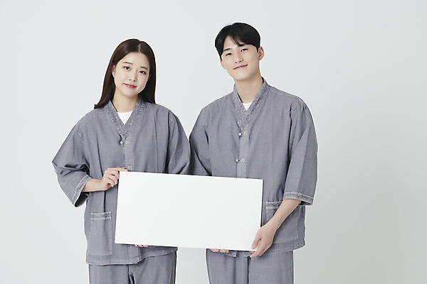 포토 JPG 스튜디오촬영 응시 여자 남자 불교 프레임 들기 상반신 20대 성인 두명 앞모습 사각형 한국인 부처님오신날 생활한복 성인만 국내포토 도형 시선 기념일 종교 뷰포인트 모션 실내 사람 동양인 청년 한복 파일형식