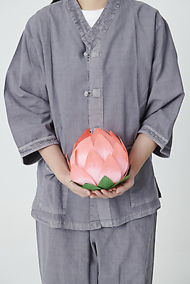 포토 JPG 스튜디오촬영 여자 불교 연꽃 한명 들기 상반신 20대 성인 앞모습 한국인 부처님오신날 연등 생활한복 성인여자한명만 국내포토 1 기념일 꽃 종교 뷰포인트 모션 실내 사람 동양인 청년 등불 한복 불교용품 여자한명만 성인여자만 파일형식