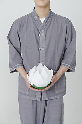 포토 JPG 스튜디오촬영 남자 불교 연꽃 한명 들기 상반신 20대 성인 앞모습 한국인 부처님오신날 연등 생활한복 성인남자한명만 국내포토 1 기념일 꽃 종교 뷰포인트 모션 실내 사람 동양인 청년 등불 한복 불교용품 남자한명만 성인남자만 파일형식