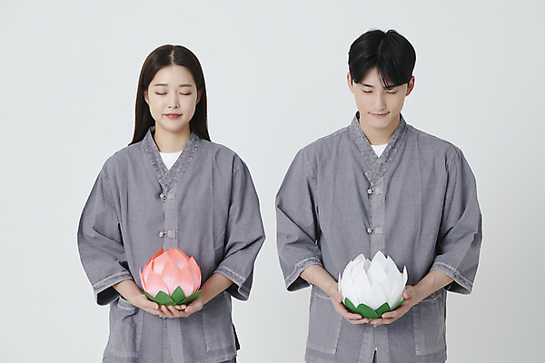 포토 JPG 스튜디오촬영 여자 남자 불교 연꽃 숙이기 들기 상반신 20대 성인 두명 앞모습 눈감음 한국인 부처님오신날 연등 생활한복 성인만 국내포토 기념일 꽃 종교 뷰포인트 포즈 모션 실내 사람 동양인 청년 등불 한복 불교용품 파일형식