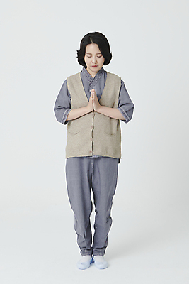 포토 JPG 스튜디오촬영 전신 여자 중년 50대 불교 한명 앞모습 눈감음 한국인 부처님오신날 합장 생활한복 중년여자한명만 국내포토 1 기념일 종교 뷰포인트 모션 실내 사람 동양인 손짓 성인 한복 여자한명만 중년여자만 파일형식