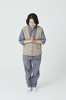 포토 JPG 스튜디오촬영 전신 여자 중년 50대 불교 숙이기 한명 앞모습 눈감음 한국인 부처님오신날 합장 생활한복 중년여자한명만 국내포토 1 기념일 종교 뷰포인트 포즈 모션 실내 사람 동양인 손짓 성인 한복 여자한명만 중년여자만 파일형식