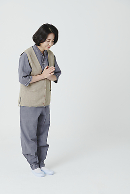 포토 JPG 스튜디오촬영 전신 여자 중년 50대 불교 숙이기 한명 옆모습 눈감음 한국인 부처님오신날 합장 생활한복 중년여자한명만 국내포토 1 기념일 종교 뷰포인트 포즈 모션 실내 사람 동양인 손짓 성인 한복 여자한명만 중년여자만 파일형식