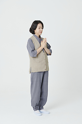 포토 JPG 스튜디오촬영 전신 여자 중년 50대 불교 한명 옆모습 눈감음 한국인 부처님오신날 합장 생활한복 중년여자한명만 국내포토 1 기념일 종교 뷰포인트 모션 실내 사람 동양인 손짓 성인 한복 여자한명만 중년여자만 파일형식