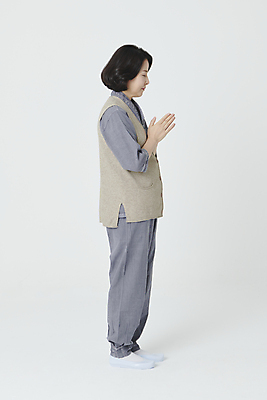 포토 JPG 스튜디오촬영 전신 여자 중년 50대 불교 한명 옆모습 눈감음 한국인 부처님오신날 합장 생활한복 중년여자한명만 국내포토 1 기념일 종교 뷰포인트 모션 실내 사람 동양인 손짓 성인 한복 여자한명만 중년여자만 파일형식