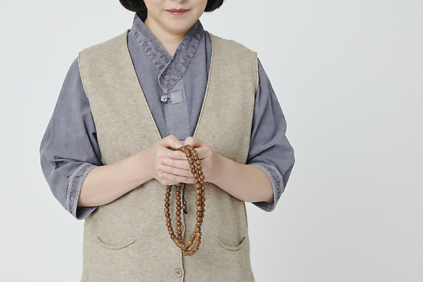 포토 JPG 스튜디오촬영 여자 중년 50대 불교 한명 들기 상반신 앞모습 한국인 부처님오신날 염주 합장 생활한복 중년여자한명만 국내포토 1 기념일 종교 뷰포인트 모션 실내 사람 동양인 손짓 성인 한복 불교용품 여자한명만 중년여자만 파일형식