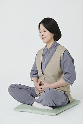 포토 JPG 스튜디오촬영 전신 여자 중년 50대 불교 한명 앉기 옆모습 눈감음 한국인 부처님오신날 생활한복 선정인 중년여자한명만 국내포토 1 기념일 종교 뷰포인트 모션 실내 사람 동양인 성인 한복 여자한명만 중년여자만 파일형식