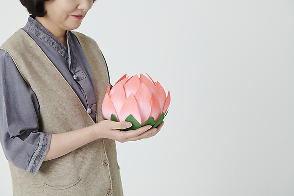 포토 JPG 스튜디오촬영 여자 중년 50대 불교 연꽃 한명 미소 들기 상반신 옆모습 한국인 부처님오신날 연등 생활한복 중년여자한명만 내려보기 국내포토 1 기념일 꽃 종교 뷰포인트 모션 실내 표정 사람 동양인 성인 등불 한복 불교용품 여자한명만 중년여자만 파일형식