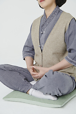 포토 JPG 스튜디오촬영 여자 중년 50대 불교 한명 앉기 옆모습 한국인 부처님오신날 생활한복 선정인 중년여자한명만 국내포토 1 기념일 종교 뷰포인트 모션 실내 사람 동양인 성인 한복 여자한명만 중년여자만 파일형식