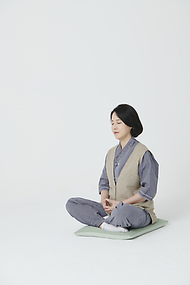 포토 JPG 스튜디오촬영 전신 여자 중년 50대 불교 한명 앉기 옆모습 눈감음 한국인 부처님오신날 생활한복 선정인 중년여자한명만 국내포토 1 기념일 종교 뷰포인트 모션 실내 사람 동양인 성인 한복 여자한명만 중년여자만 파일형식