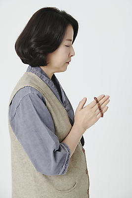 포토 JPG 스튜디오촬영 여자 중년 50대 불교 한명 상반신 옆모습 눈감음 한국인 부처님오신날 염주 합장 생활한복 중년여자한명만 국내포토 1 기념일 종교 뷰포인트 모션 실내 사람 동양인 손짓 성인 한복 불교용품 여자한명만 중년여자만 파일형식