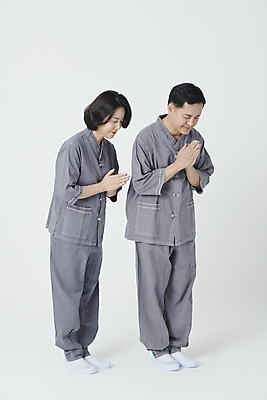 포토 JPG 스튜디오촬영 전신 여자 남자 중년 50대 불교 숙이기 두명 옆모습 눈감음 한국인 부처님오신날 합장 생활한복 중년만 국내포토 기념일 종교 뷰포인트 포즈 모션 실내 사람 동양인 손짓 성인 한복 성인만 파일형식