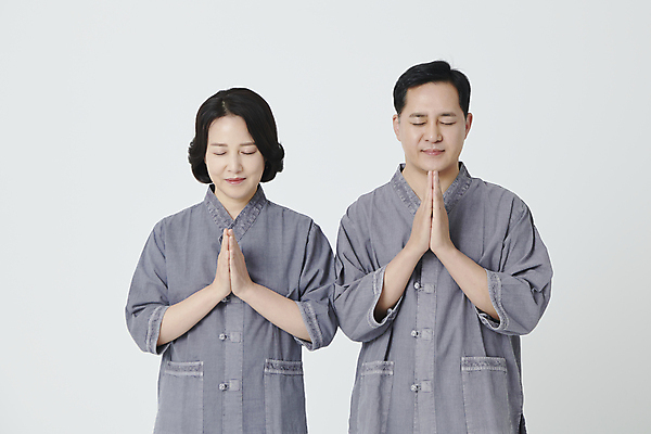 포토 JPG 스튜디오촬영 여자 남자 중년 50대 불교 상반신 두명 앞모습 눈감음 한국인 부처님오신날 합장 생활한복 중년만 국내포토 기념일 종교 뷰포인트 모션 실내 사람 동양인 손짓 성인 한복 성인만 파일형식